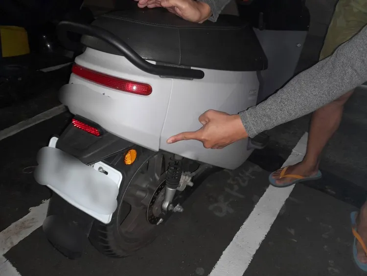 機車車殼破裂。蘆洲警分局提供