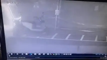 候選人宣傳車離開後，這輛機車已經被撞離停車格。翻攝自臉書社團我是五股人