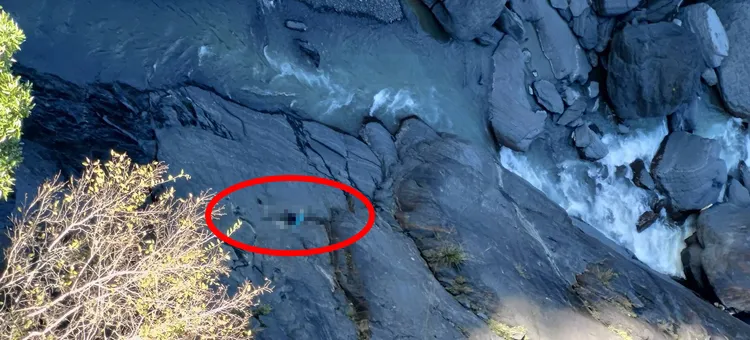 警消人員獲報後，立即派遣5車14人前往搜救，終於在晚間7時許，在溪谷上發現沈女，但她已無生命跡象。讀者提供