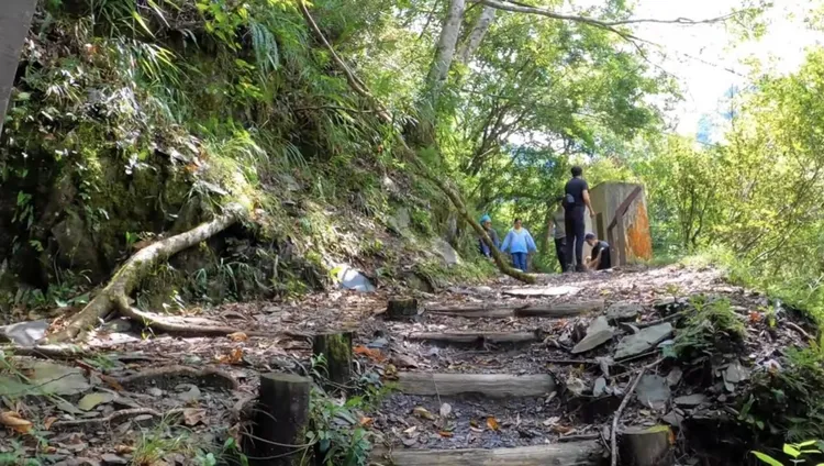 來自台北的18名山友相約前往霞喀羅國家步道健行，未料其中一對夫妻行經白石吊橋旁溪谷時，雙雙墜落失蹤。讀者提供