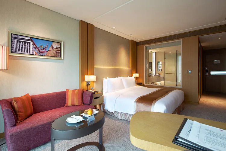 台中日月千禧酒店首次推出「史上最優惠價」，入住日月套房下殺2.7折優惠。業者提供