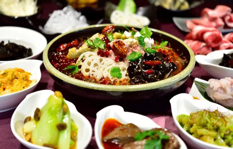 享沐時光推出的「享湯享食雙人套券」，泡湯後可享用秋冬時尚酸辣魚套餐。業者提供