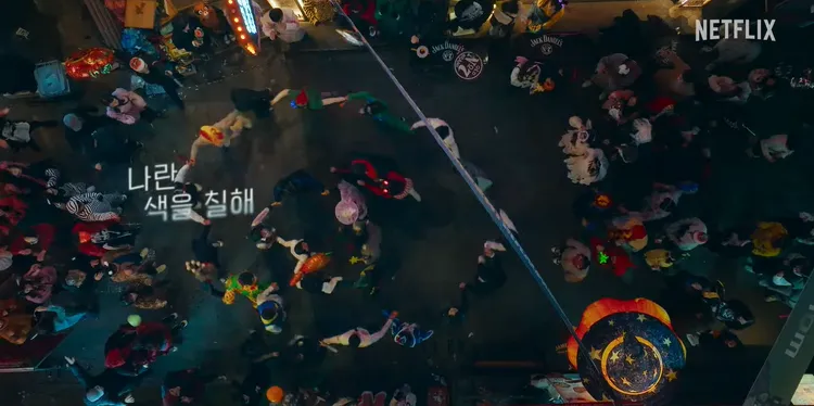 《閃耀國度》中出現萬聖節的橋段，但韓國現在把萬聖節當成禁語。翻攝Netflix Korea YouTube