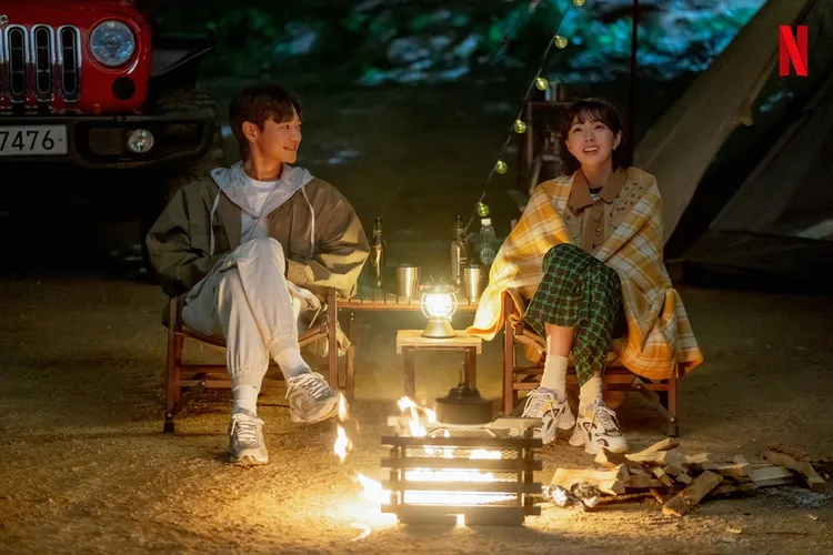 珉豪（左）、蔡秀彬劇中有感情戲。翻攝Netflix Korea IG