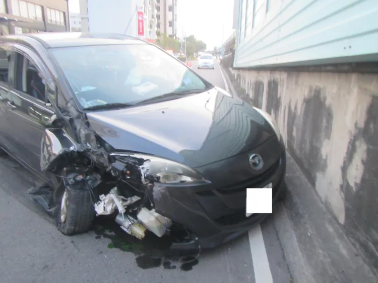 自小客右車頭嚴重凹陷，車輪扭曲變形。讀者提供