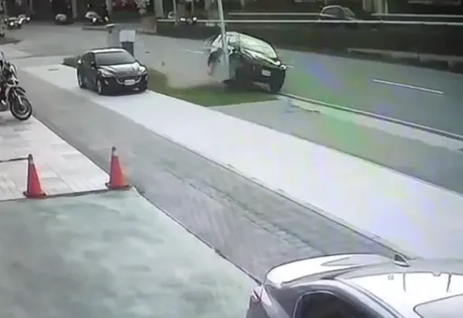 刷一排Strike!台中自小客當保齡球拔蔥燈桿 驚悚影片曝光