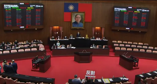 國民黨團砸破國父遺像 立院:油畫家已無償修復