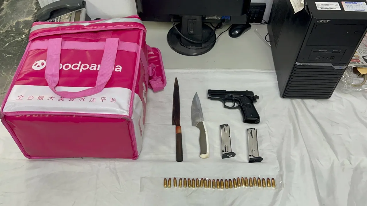 夏男在機車裝上外送箱企圖誤導警方辦案，警方還在他身上查獲尖刀、改造手槍及子彈。侯昌騰攝