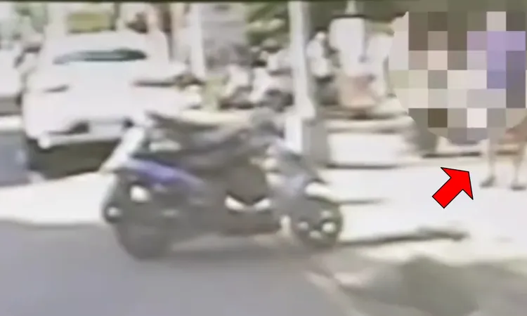 被害人陳姓男子(紅色箭頭處)被人攙扶上救護車。讀者提供