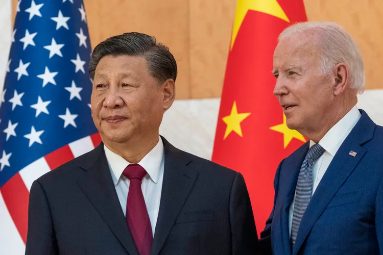 習近平（左）與拜登14日在印尼會晤。美聯社