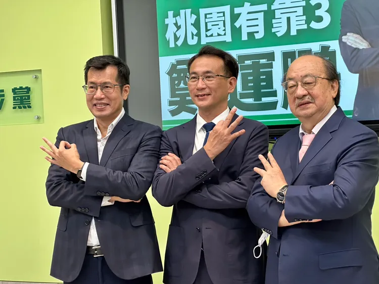 鄭運鵬（中）與羅致政（左）、柯建銘（右）合照。潘袁詩羽攝