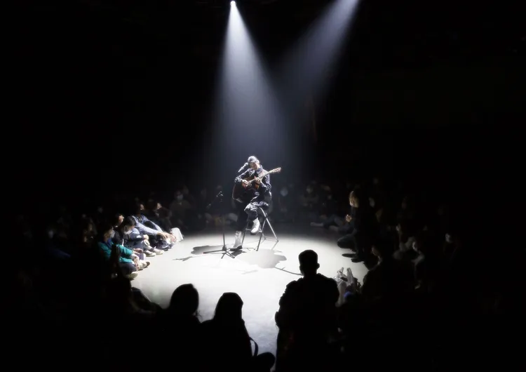 自稱「邊緣系女生」的柯泯薰，靠音樂度過許多低潮。Legacy提供