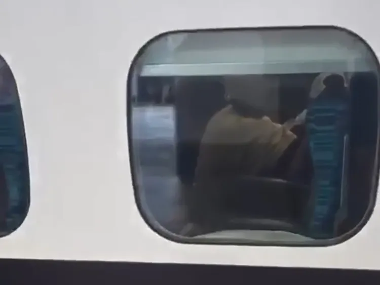 高鐵護理人員搶救昏迷男子。翻攝黑色豪門企業