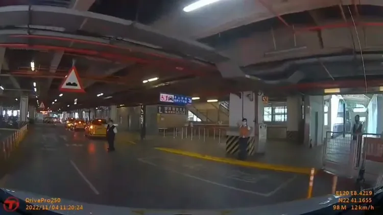 救護車趕往高鐵左營站緊急搶救。讀者提供