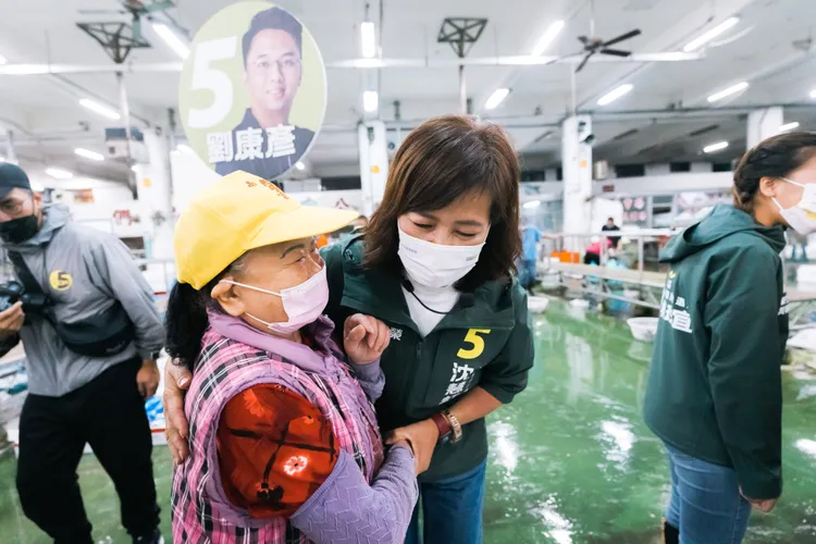 沈慧虹表示，會最大化最後衝刺時間，從凌晨2點不斷電跑到晚間9點，勤跑、緊握每一雙手，持續爭取選民支持。沈慧虹競辦提供