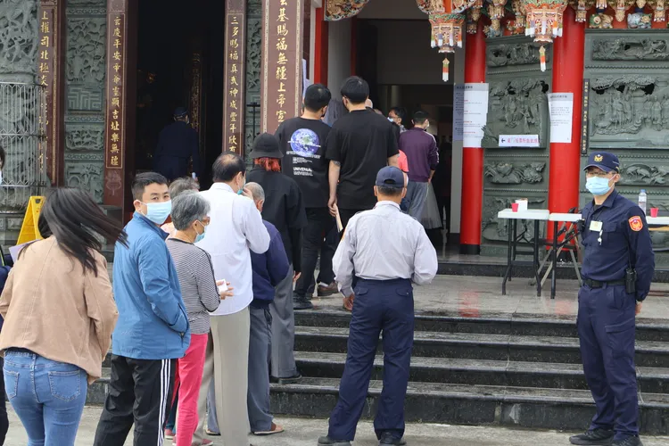 南投今日天氣良好，投票狀況不錯，各投開票所都出現排隊情況。田兆緯攝
