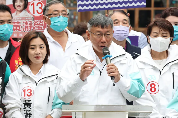 民眾黨主席柯文哲(中)今早現身和黃珊珊一起掃街。翁玉信攝