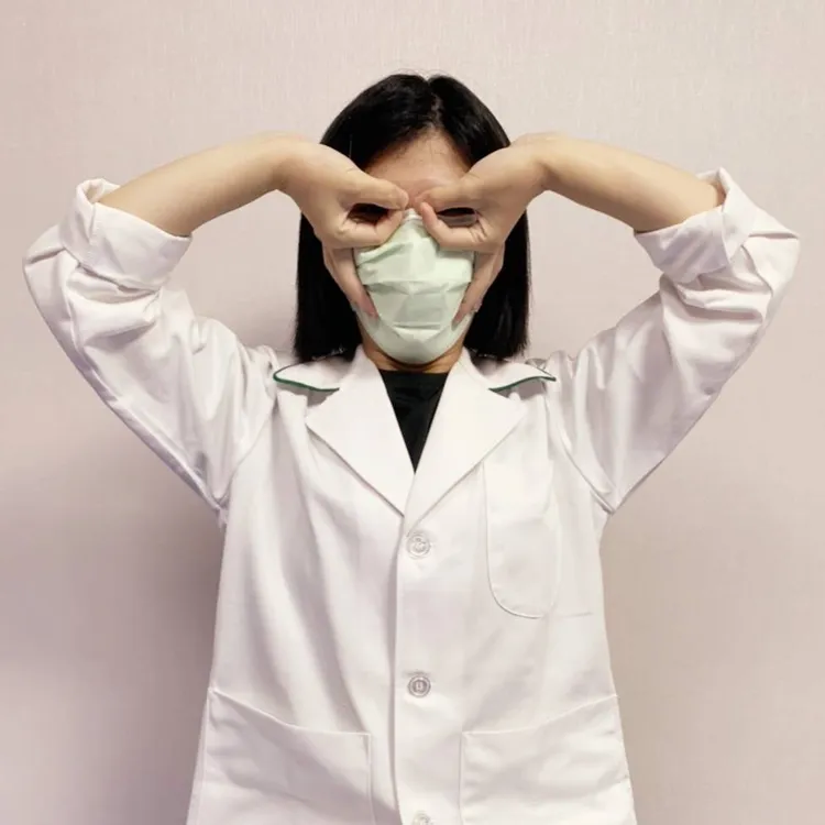 民眾平日可做肘神經放鬆法保健，反手戴眼鏡伸展，手掌向上做出ok手勢。阮綜合醫院提供