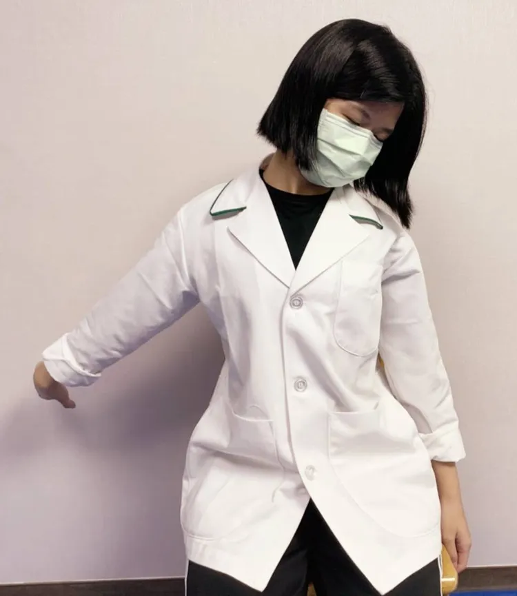 民眾平日可做橈神經鬆動術保健，手臂側舉約30度，伸直手肘，手背向前，手腕向內屈曲，頭同時向反方向側。阮綜合醫院提供