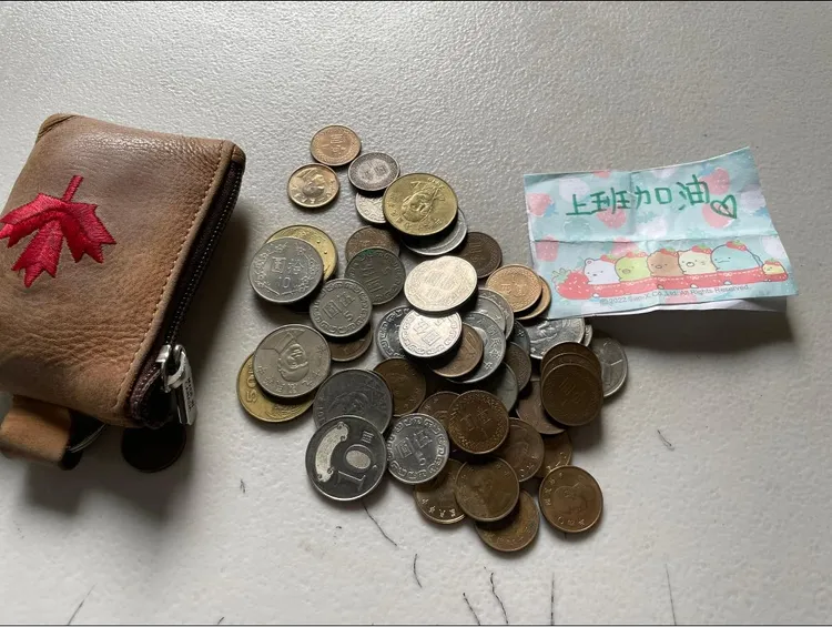 女兒把存錢筒的零錢都挖出來給她。翻攝爆廢公社