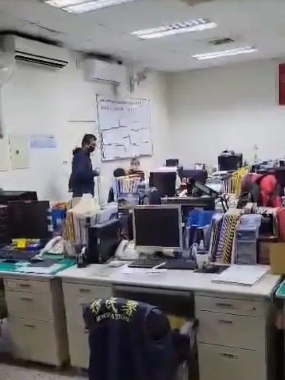 陳姓男子到苗栗專勤隊要求隊員將查獲的越南賣淫女積欠其債務問題，註記筆錄內。翻攝記者爆料網