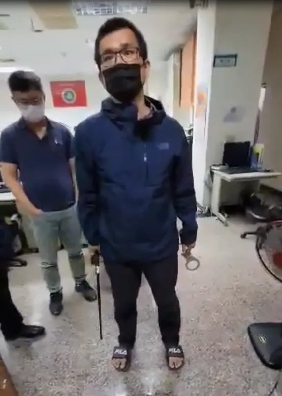 陳男指控苗栗移民署專勤隊副隊長，向本國人越權隨便掏出武器權威，要現場逮捕。翻攝記者爆料網