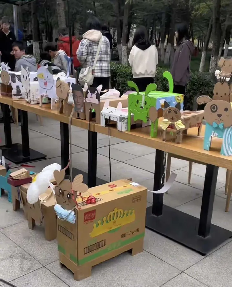 桌上、地上堆滿了「紙盒狗」。翻攝抖音