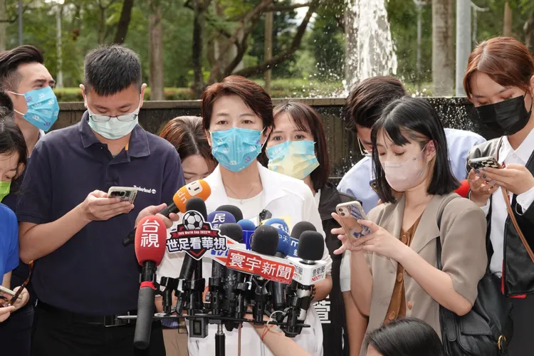 黃珊珊率議員候選人吳怡萱走訪國光市場。陳德興攝