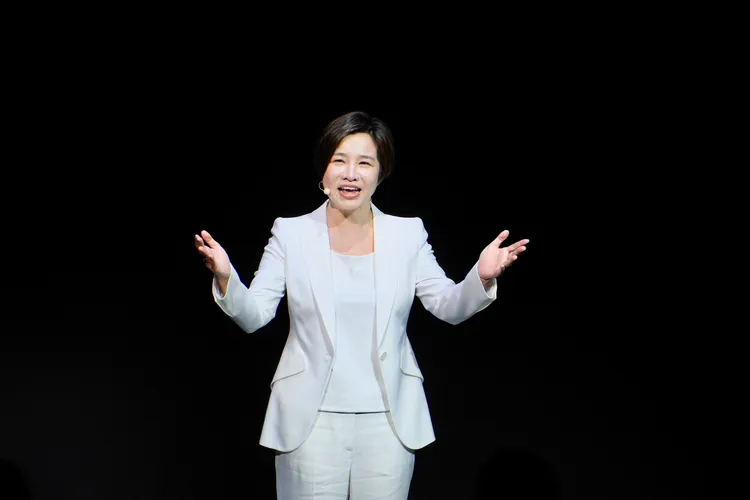  Tesla 台灣總經理詹依宛分享 Tesla 自 2016 年進入台灣市場後的發展與成績單，並宣布明年將開放總數達 85 座超級充電站。陳志淵攝