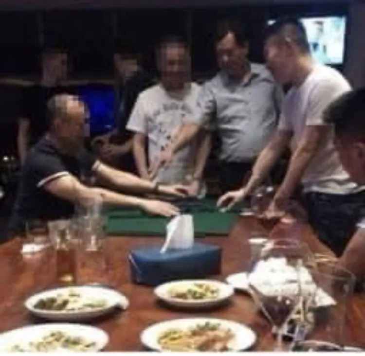 郭哲敏(右一)開招待所，不少警界高官上門引發爭議。翻攝照片