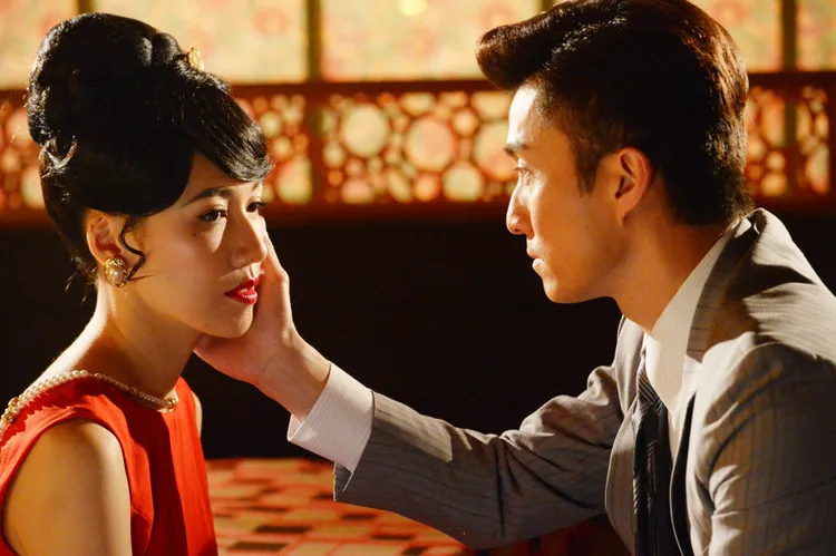 衛視中文台熱播奇幻港劇《金宵大廈陳山聰（右）與李施嬅在劇中前世有著一段情。衛視提供