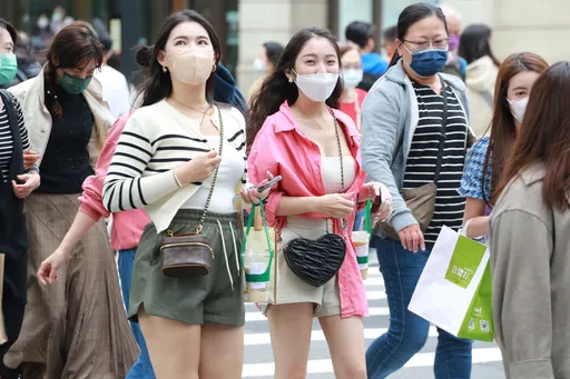 明這幾區仍要帶傘！周末迎暖陽飆30˚C　這天起再迎雨勢「高溫掉7˚C」