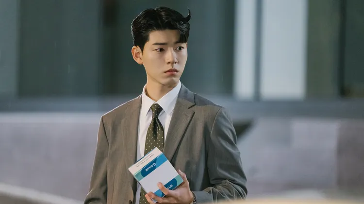 裴聖賢戲裡飾演富二代，梳起「牛角劉海」。龍華電視提供