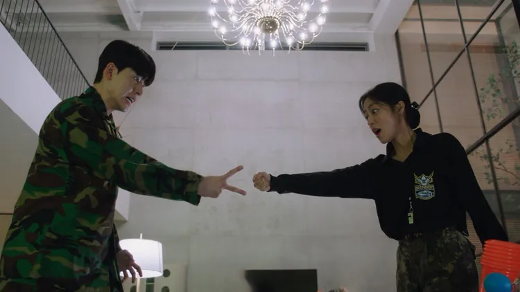 姜旻兒（右）戲裡替裴聖賢守住富二代的祕密，還教他很多上班族的生存法則。龍華電視提供