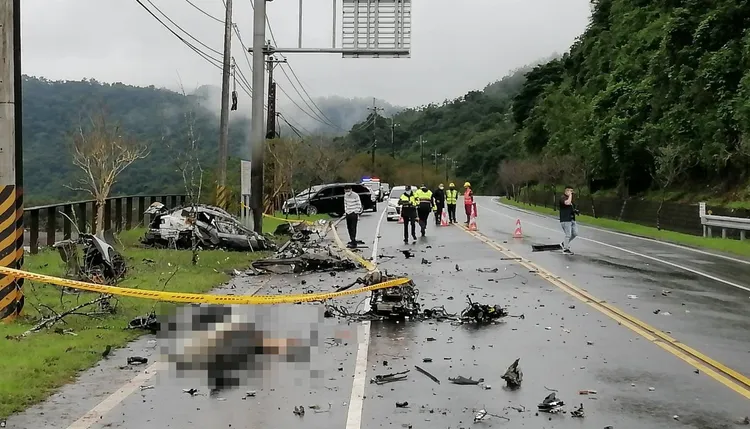 小客車駕駛被拋飛30公尺外慘死。翻攝畫面