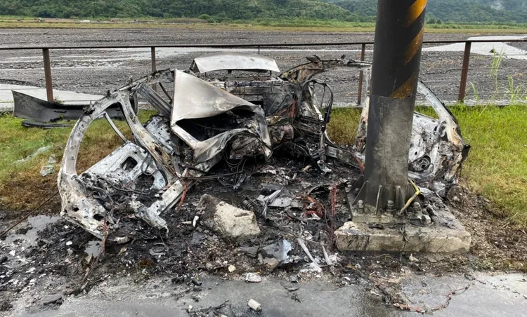 小客車燒成廢鐵。翻攝畫面
