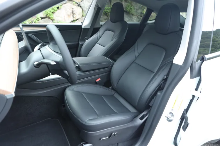 Y的前座位置很高，但齊備各種功能。翁玉信攝