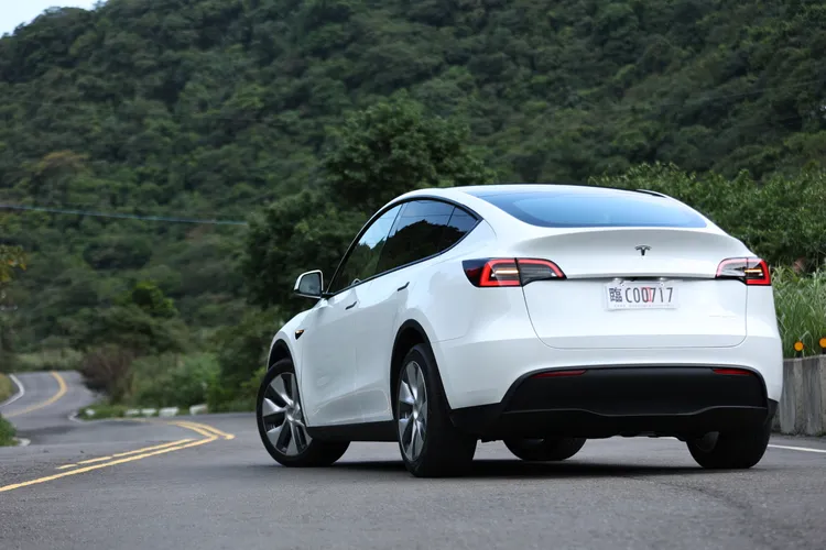 Model Y是標準小型跨界休旅車格局。翁玉信攝