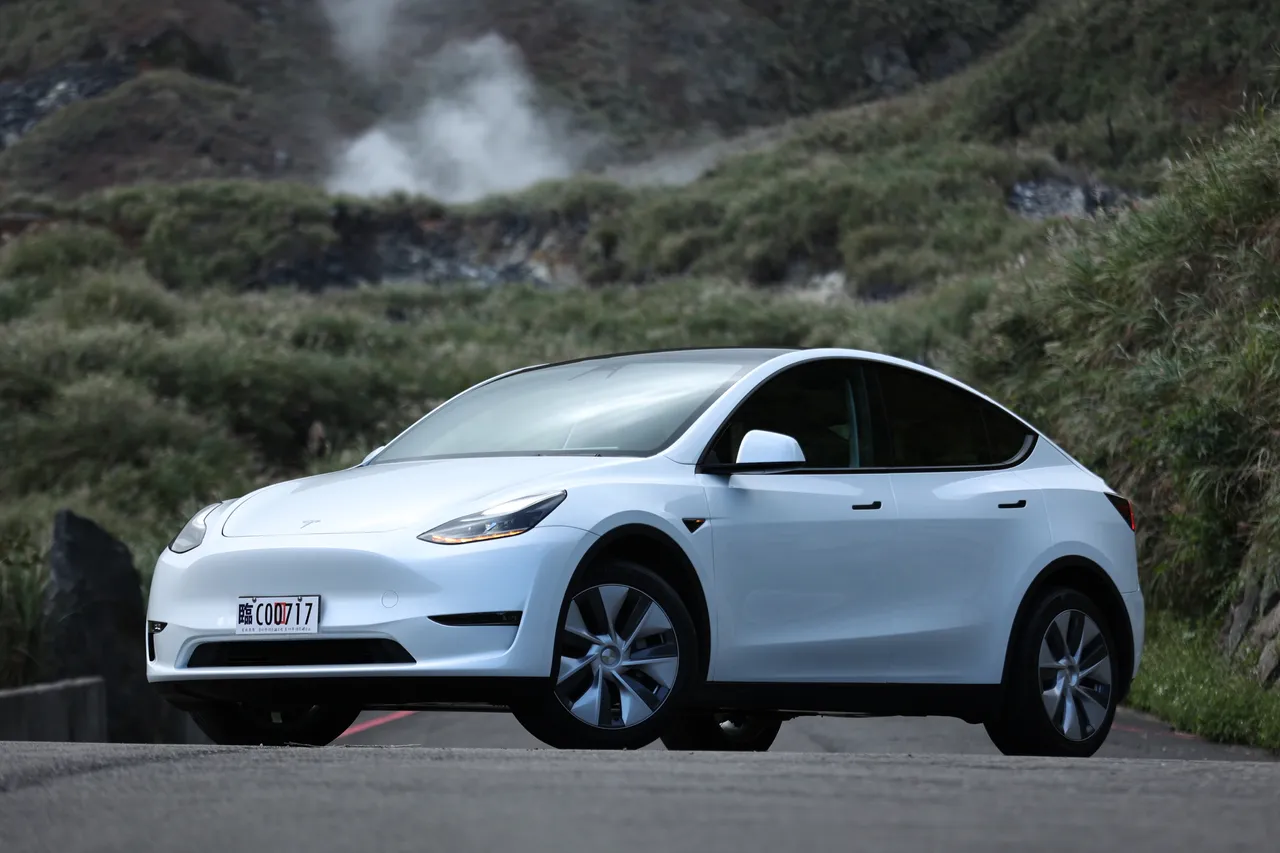 比起Model 3,Model Y不僅長高變胖,定位也大不同。翁玉信攝