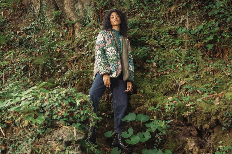 BARBOUR x HOUSE OF HACKNEY聯名款Foxley絎縫外套，即利用素色與印花圖案創造可雙面穿著的構思，外套1萬1000元，印花襯衫4300元。品牌提供