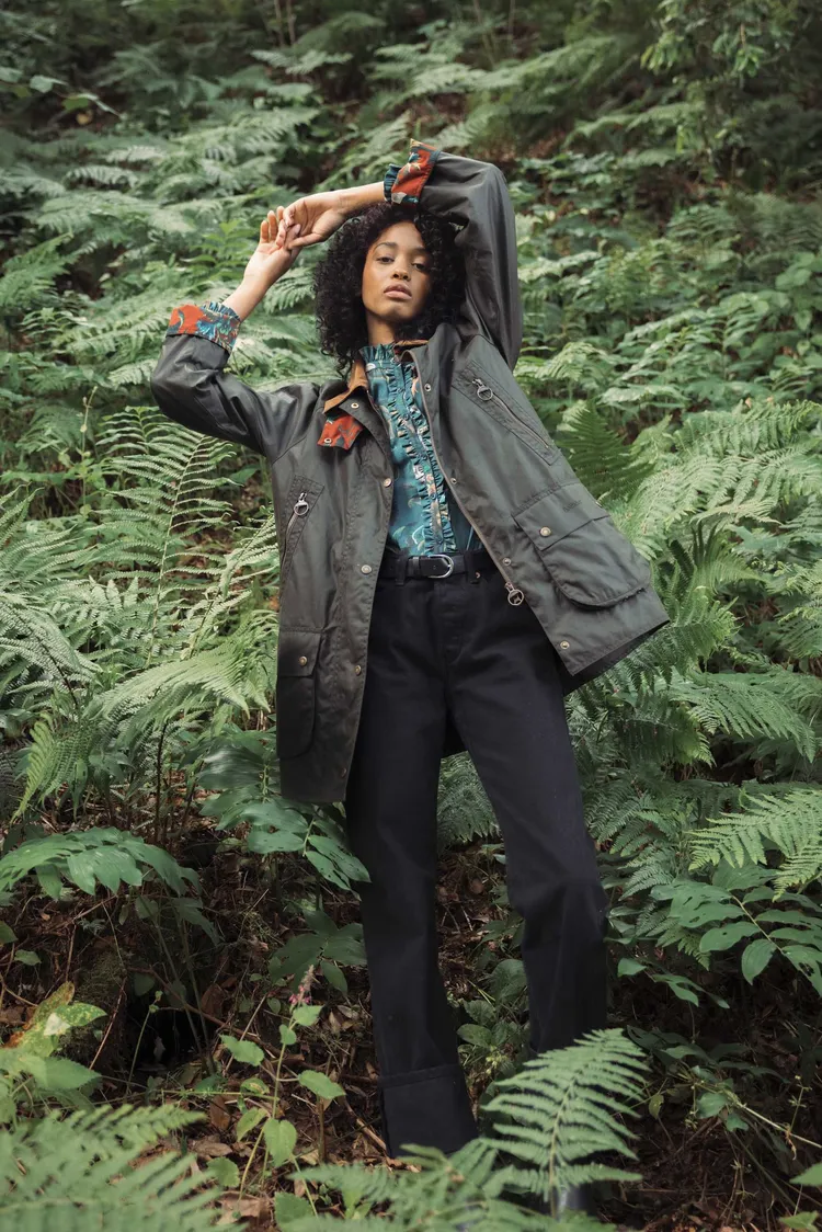 BARBOUR x HOUSE OF HACKNEY聯名系列Mabley油布外套1萬3600元，印花襯衫4300元。品牌提供