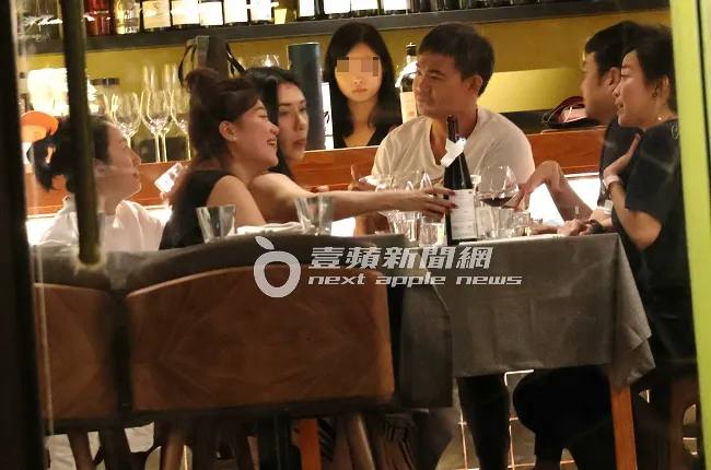 餐酒館打烊時分，連勝武（中）換到C位繼續跟女性友人聊天，越晚越high，看來體力很好。特勤中心攝