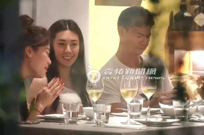 爆乳妹（中）擁有瓜子臉，看上去五官深邃相當精緻。特勤中心攝