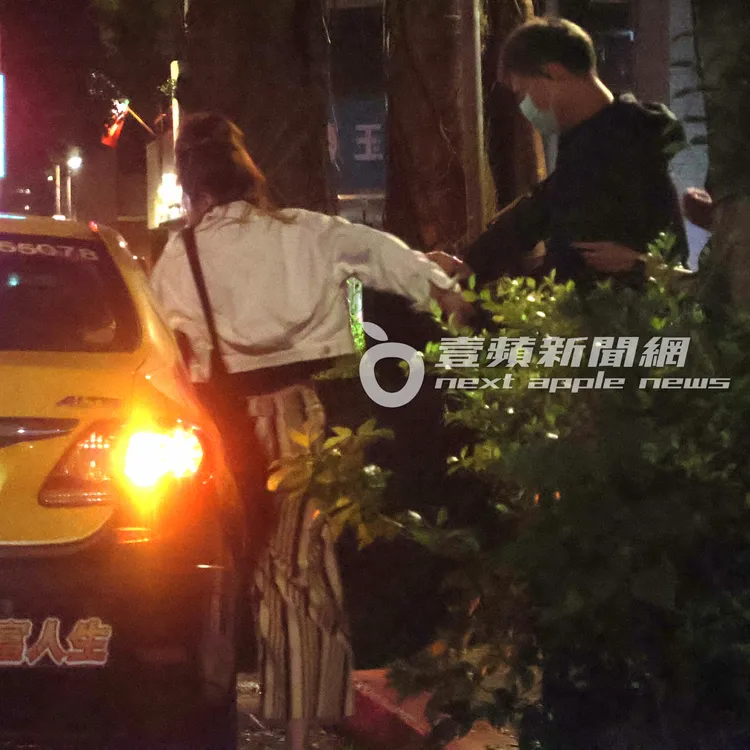 輕熟女（左）拉著連勝武（右）坐上計程車。特勤中心攝