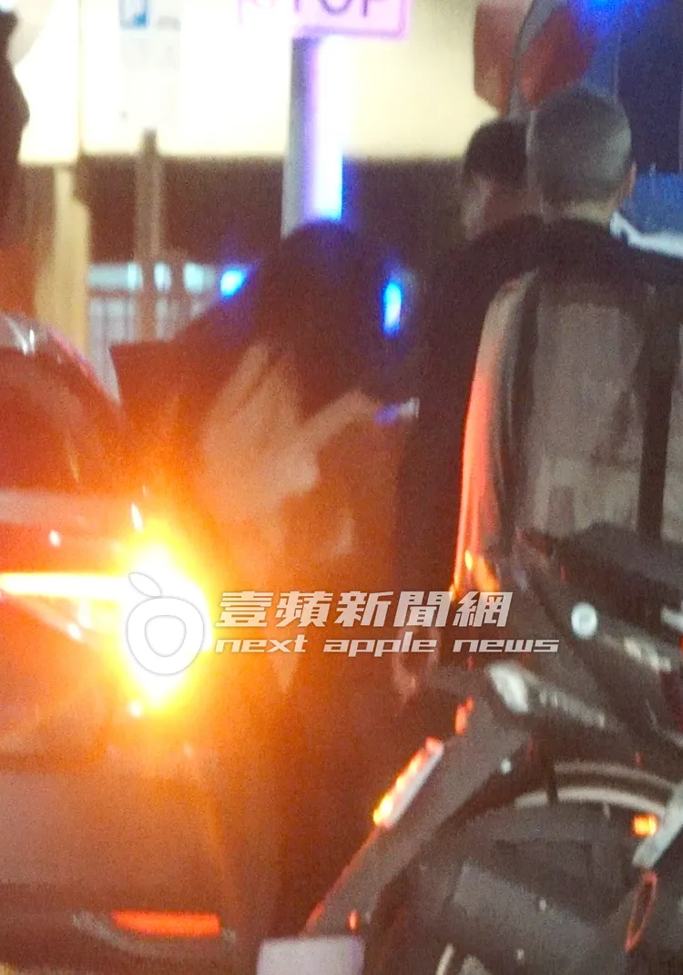 連勝武（中）等爆乳妹下車後，伸手拉著爆乳妹的紅色包包。特勤中心攝