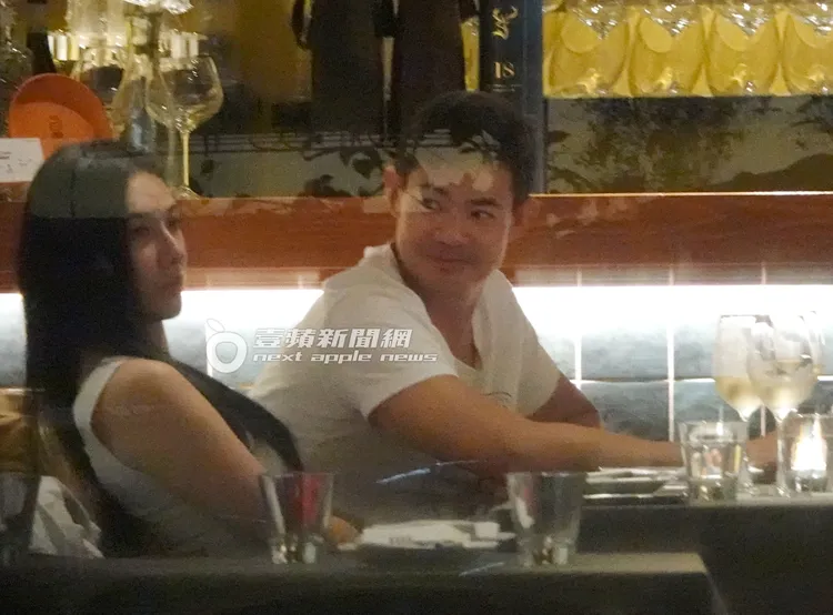 連勝武（右）深深凝望爆乳妹，準備舉起酒杯。特勤中心攝