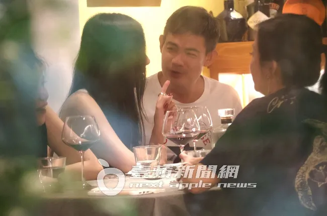 連勝武（右）與爆乳妹並肩而坐，整晚逗著她眉開眼笑。特勤中心攝