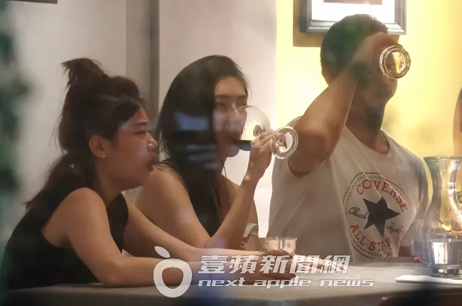 隨後，連勝武（右）與爆乳妹互敬乾杯，氣氛相當歡樂。特勤中心攝