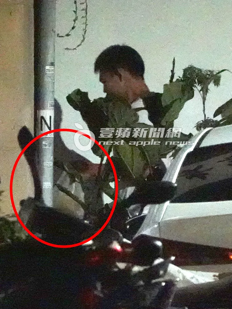 稍晚，連勝武還步出餐廳到外頭，拿叫的Uber Eats外送餐點走回店內。特勤中心攝