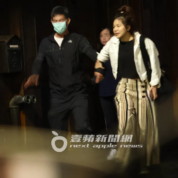 微醺的連勝武（左），腳步有些不穩，需要人幫忙攙扶。特勤中心攝